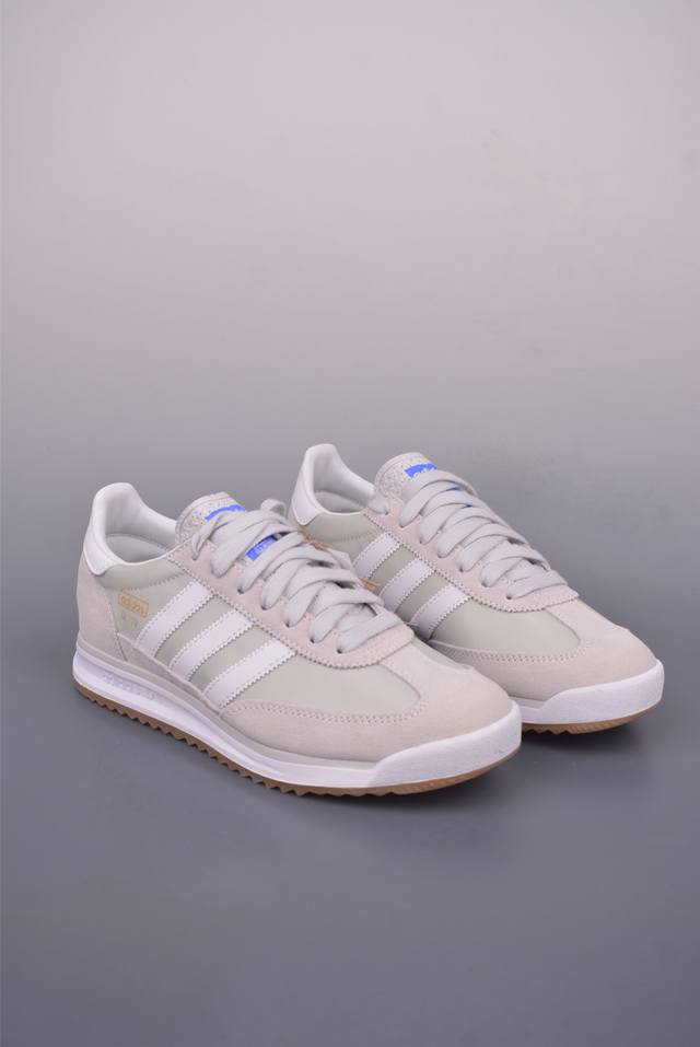Adidas Originals Sl 72Rs 超轻便透气复古慢跑鞋 鞋头的设计饱满圆润 鞋面是翻毛皮和尼龙材质结合 上脚舒适柔软 橡胶大底非常耐磨防滑 包裹