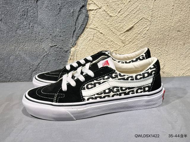新品上市实拍 #Vans Sk8-Hi Pokonyan 神仙配色，鞋身采用宝蓝鹿皮绒 米白帆布搭配，加上红色Logo饰条，柠檬黄鞋舌织唛标可谓是点睛之笔，让你