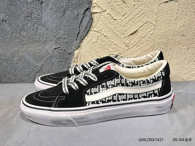 新品上市实拍 #Vans Sk8-Hi Pokonyan 神仙配色，鞋身采用宝蓝鹿皮绒 米白帆布搭配，加上红色Logo饰条，柠檬黄鞋舌织唛标可谓是点睛之笔，让你