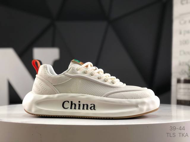 Ecco 爱步 ，经典和现代工艺品质融合 精选小牛皮面料 百搭休闲板鞋 尺码；39-44 Tls Tka