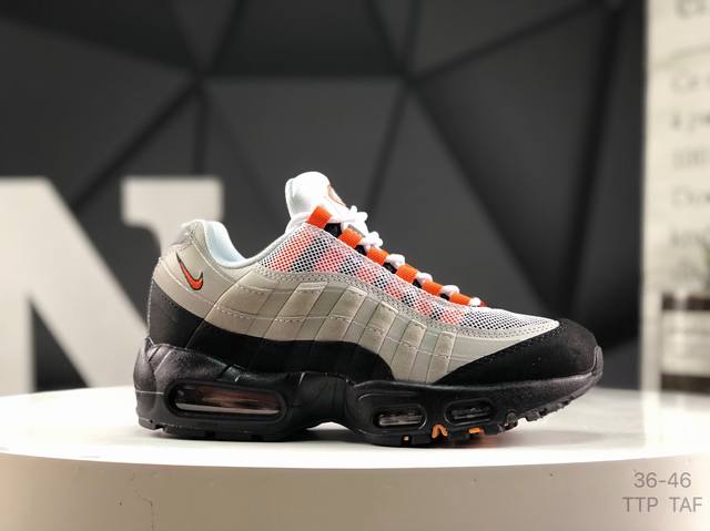 耐克 这款球鞋融合了 Black , Hyper Crimson , Anthracite 和 Smoke Grey 色调。鞋面以黑色为主，灰色渐变过渡到波浪形