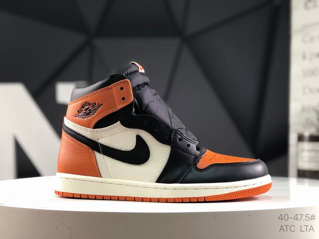 耐克 Air Jordan 1 Retro High Midnight Navy Aj1 乔丹1代 乔丹篮球鞋系列 鞋款整体采用白黑蓝配色方案，鞋身采用优质白色