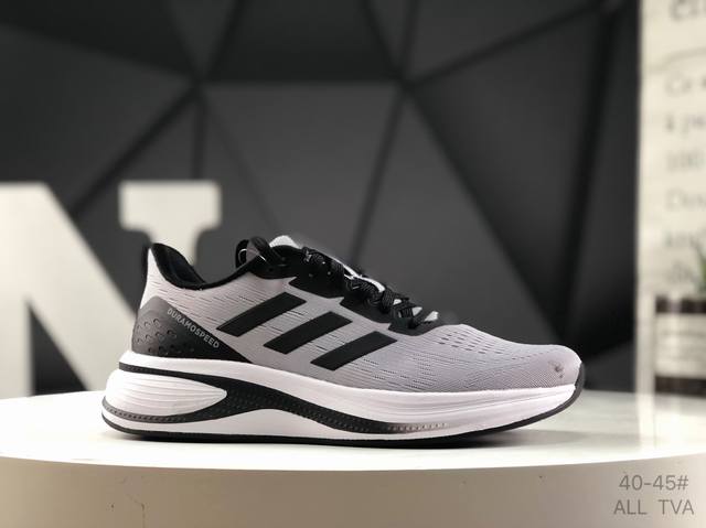 阿迪达斯 Running Shoes 轻质 休闲运动跑步鞋。采用了后掌气垫 Air-Zoom 的设计，升级中底为Cushlon St，材质上更显得轻盈透气，耐磨