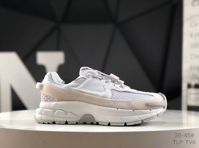 耐克 Nike Zoom Vomero Roam 马拉松复古跑五代休闲运动慢跑鞋 采用环保纤维革饰片组合网眼布鞋面材质 升级正确后跟Tpu加固 耐弯折热塑框架支