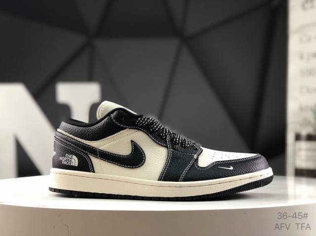 耐克 Air Jordan 1 Low 低帮 蓝柠檬 Aj1 乔丹1代 Aj1 乔1 低邦 蓝黄拼接 乔丹篮球鞋系列 鞋身采用蓝色皮革勾勒轮廓，明黄色注入后跟收