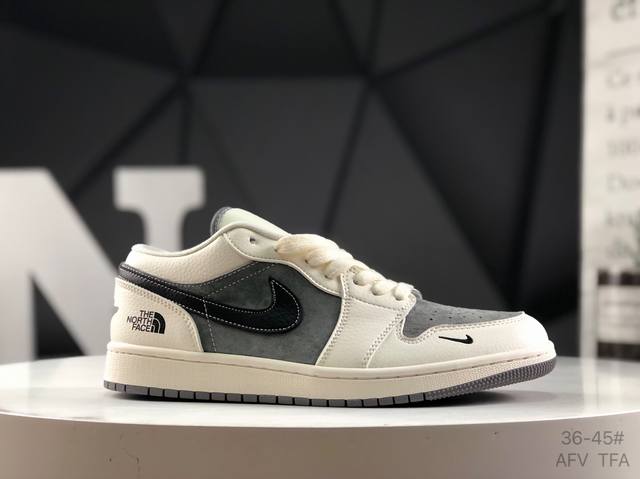 耐克 Air Jordan 1 Low 低帮 蓝柠檬 Aj1 乔丹1代 Aj1 乔1 低邦 蓝黄拼接 乔丹篮球鞋系列 鞋身采用蓝色皮革勾勒轮廓，明黄色注入后跟收