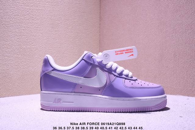 耐克Nike Air Force 7 空军一号低帮百搭休闲运动板鞋。柔软、弹性十足的缓震性能和出色的中底设计，横跨复古与现代的外型结合，造就出风靡全球三十多年的
