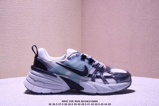 真标耐克Nike V2K Run跑步鞋复古风潮 网面透气运动鞋 灰银紧致的鞋面材质提供良好的包裹性鞋侧 Swoosh以及鞋头部分搭配增添不少亮点的镀铬细节鞋垫上
