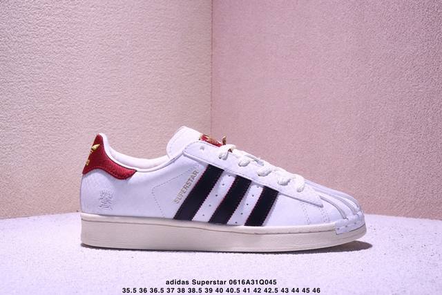 阿迪达斯Adidas三叶草 Originals Superstar贝壳头系列低帮经典百搭休闲运动板鞋 蛇年限定款新年款经典运动鞋贝壳头 以白色为主 后跟和鞋舌标