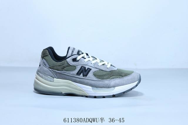 Nb新百伦 全新 New Balance 992 系列，以更纯粹的复古风格设计打造的全新造型。侧身还以解构设计，将 N 字标志以做旧压花样式呈现，样式别具新意