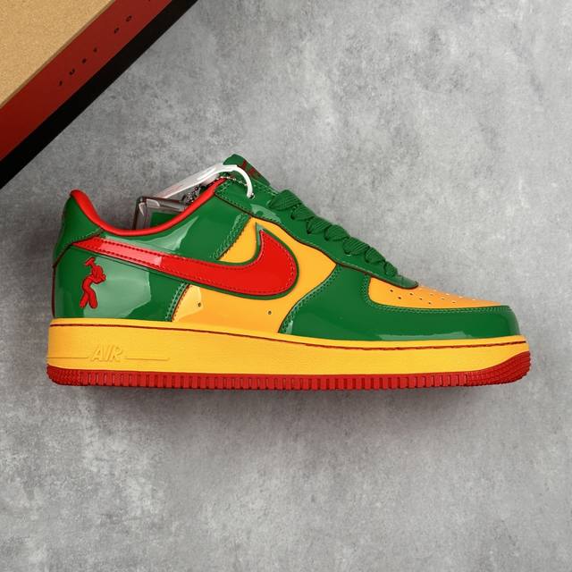 本地 核心私 Lil Yachty X Nk Air Force 1 Low 空军一号联名绿金红 低帮休闲运动板鞋 鞋身通体采用漆皮材质打造，配色方面也一改初代