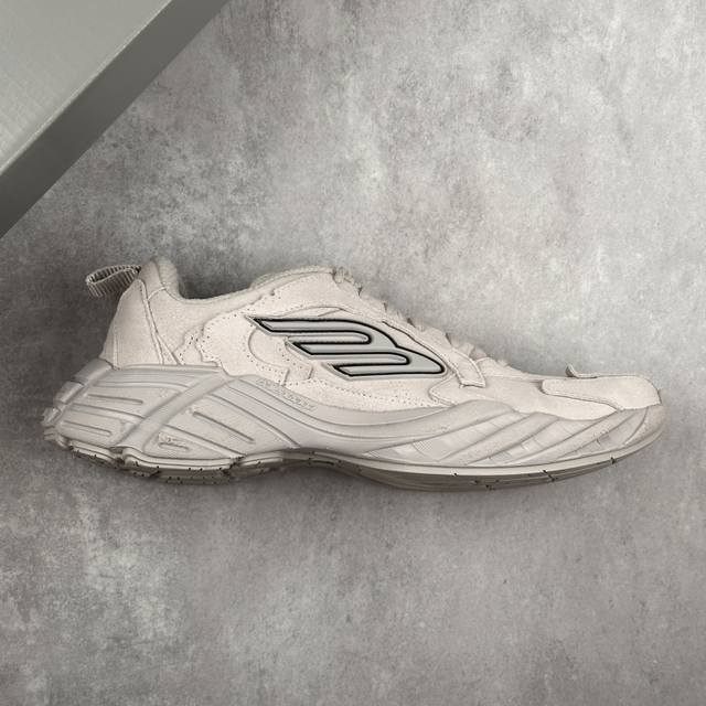 本地 核心私 Xa版 Balenciaga巴黎世家16代 Monday 其前卫的设计、夸张的体积和反光细节赋予其特别的轮廓 采用头层牛皮材质制成，带来良好脚感，