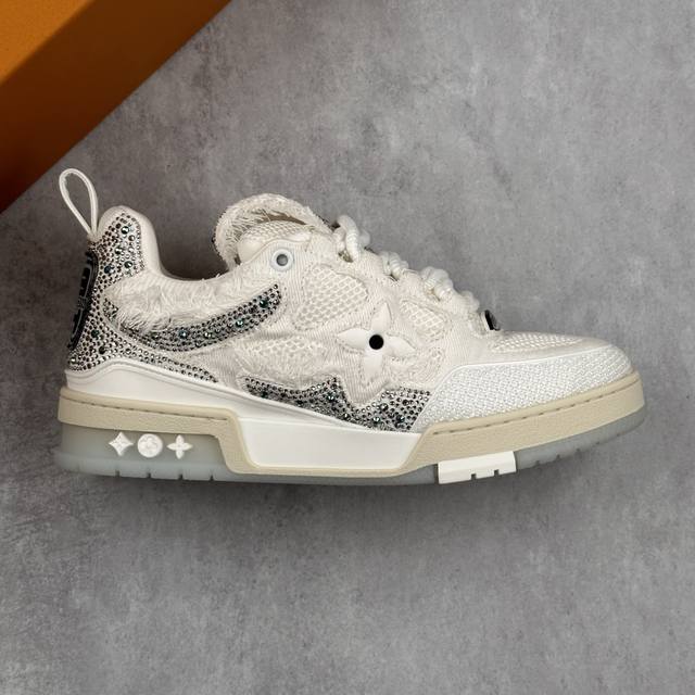 本地 核心私 Lv-路易-威登Trainer 2025走秀最新款 原版1：1开发复刻！！上脚非常舒适 做工精细鞋面由意大利进口小牛皮拼接，侧边饰有品牌Logo标