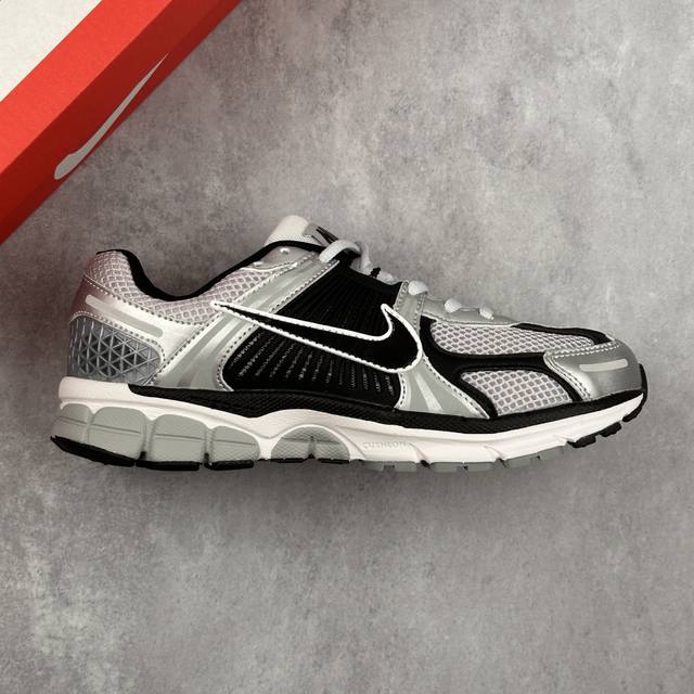 本地 核心私 耐克 Nike Zoom Vomero 5 复古单品 经典复古潮流运动鞋 融蕴繁复设计风范和丰富层次感 缔造运动鞋佳选 助你轻松型出范 开辟独属于