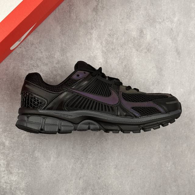 本地 核心私 耐克 W Nike Zoom Vomero 5 复古单品 经典复古潮流运动鞋 融蕴繁复设计风范和丰富层次感 缔造运动鞋佳选 助你轻松型出范 开辟独