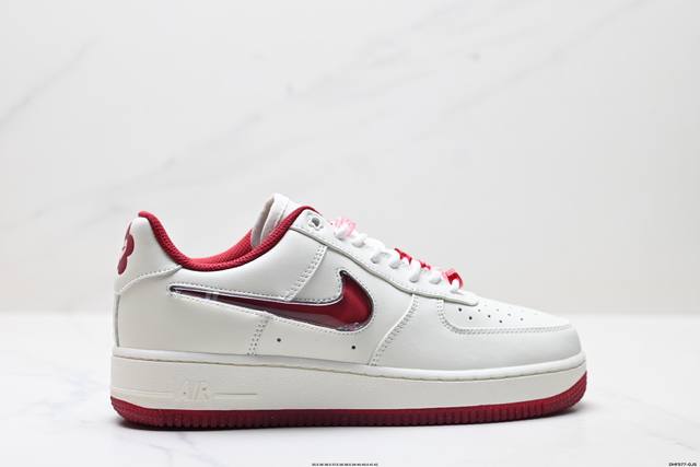 特价 公司级耐克Nike Air Force 1 Low 空军一号低帮百搭休闲运动板鞋。柔软、弹性十足的缓震性能和出色的中底设计，横跨复古与现代的外型结合，造就