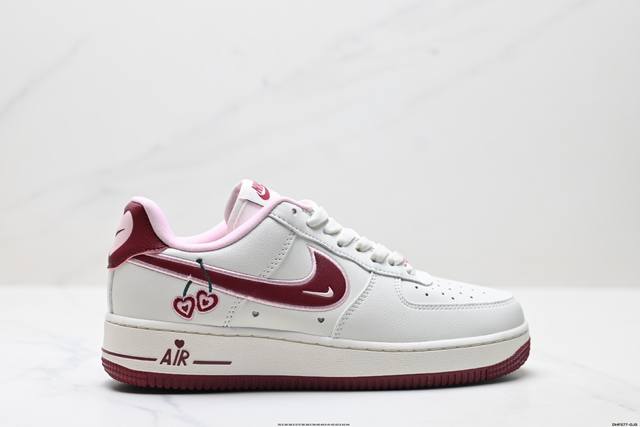 特价 公司级耐克Nike Air Force 7 Lx空军一号低帮百搭休闲运动板鞋。柔软、弹性十足的缓震性能和出色的中底设计，横跨复古与现代的外型结合，造就出风