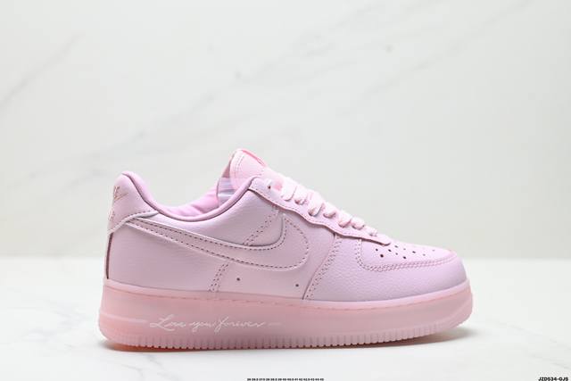 真标耐克Nike Air Force 1“07空军一号低帮百搭休闲运动板鞋。柔软、弹性十足的缓震性能和出色的中底设计，横跨复古与现代的外型结合，造就出风靡全球三