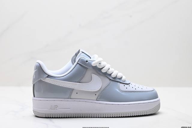 真标耐克Nike Air Force 1“07空军一号低帮百搭休闲运动板鞋。柔软、弹性十足的缓震性能和出色的中底设计，横跨复古与现代的外型结合，造就出风靡全球三