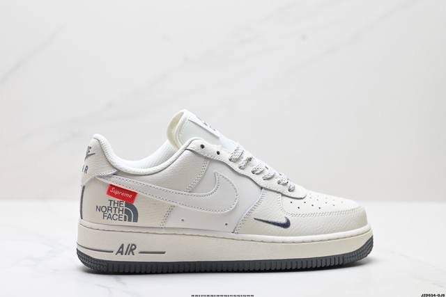 真标耐克Nike Air Force 1“07空军一号低帮百搭休闲运动板鞋。柔软、弹性十足的缓震性能和出色的中底设计，横跨复古与现代的外型结合，造就出风靡全球三