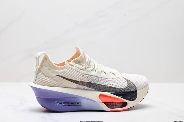 公司级新品发布 Nike Air Zoom Alphafly Next%3 Proto整体采用前作的设计语言，并且对后者的细节进行升级，马拉松和长距离路跑的性能