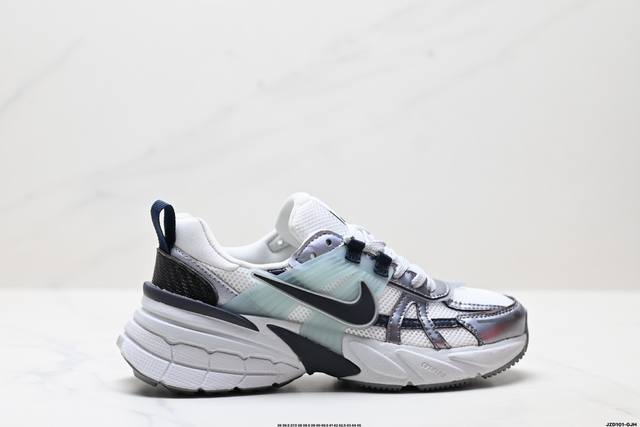 真标耐克Nike V2K Run跑步鞋复古风潮 网面透气运动鞋 灰银紧致的鞋面材质提供良好的包裹性鞋侧 Swoosh以及鞋头部分搭配增添不少亮点的镀铬细节鞋垫上