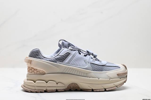公司级耐克Nike Zoom Vomero Roam 马拉松复古跑五代休闲运动慢跑鞋 采用环保纤维革饰片组合网眼布鞋面材质 升级正确后跟Tpu加固 耐弯折热塑框