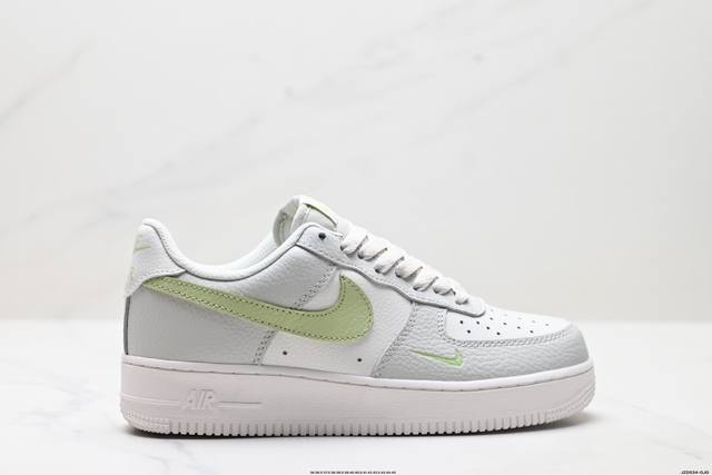 公司级耐克Nike Air Force 1“07 空军一号低帮百搭休闲运动板鞋。柔软、弹性十足的缓震性能和出色的中底设计，横跨复古与现代的外型结合，造就出风靡全