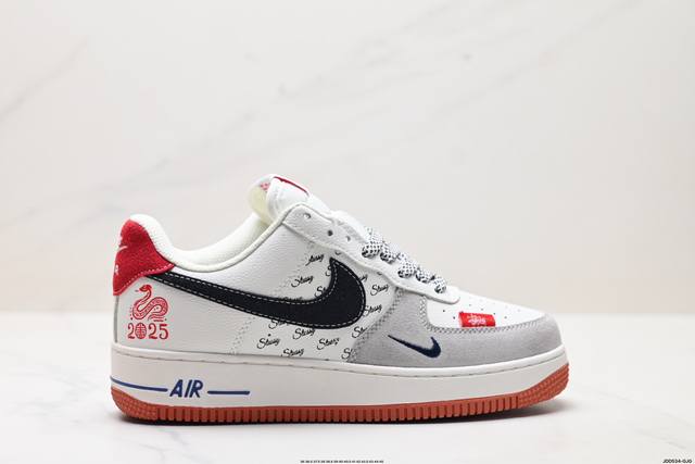 真标耐克Nike Air Force 1“07 空军一号低帮百搭休闲运动板鞋。柔软、弹性十足的缓震性能和出色的中底设计，横跨复古与现代的外型结合，造就出风靡全球