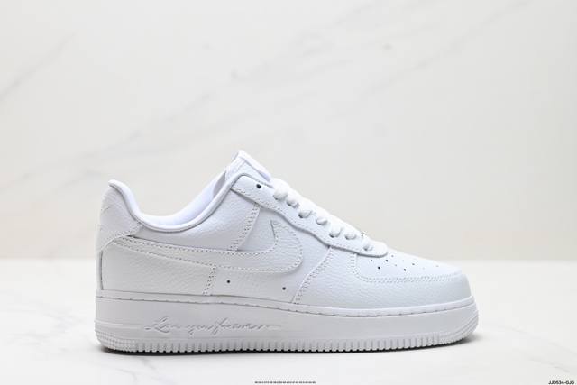 真标耐克Nike Air Force 1“07 空军一号低帮百搭休闲运动板鞋。柔软、弹性十足的缓震性能和出色的中底设计，横跨复古与现代的外型结合，造就出风靡全球