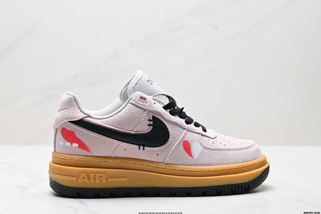 公司级耐克Nike Air Force 1‘07 空军一号低帮百搭休闲运动板鞋。柔软、弹性十足的缓震性能和出色的中底设计，横跨复古与现代的外型结合，造就出风靡全