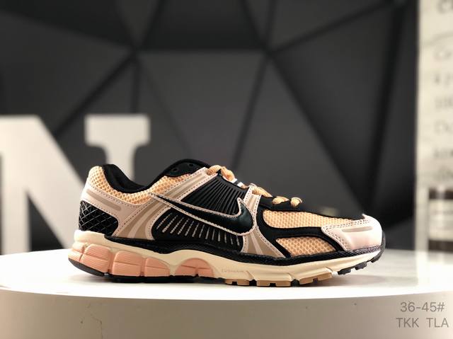 耐克 Nike Zoom Vomero 5 Sp 复古风潮 网面透气运动鞋 先行尝鲜版 紧致的鞋面材质提供良好的包裹性 鞋侧 Swoosh以及鞋头部分搭配增添不