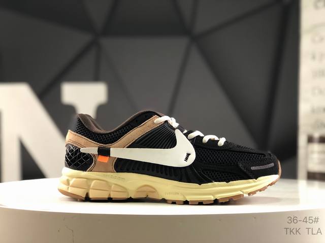 耐克 Nike Zoom Vomero 5 Sp 复古风潮 网面透气运动鞋 先行尝鲜版 紧致的鞋面材质提供良好的包裹性 鞋侧 Swoosh以及鞋头部分搭配增添不