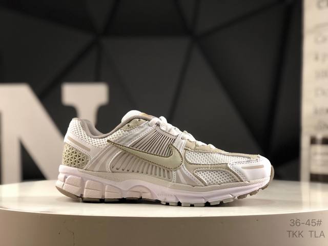 耐克 Nike Zoom Vomero 5 Sp 复古风潮 网面透气运动鞋 先行尝鲜版 紧致的鞋面材质提供良好的包裹性 鞋侧 Swoosh以及鞋头部分搭配增添不