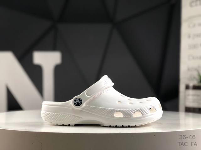 Crocs 卡洛驰 拖鞋 这双Crocs可能是所有Crocs里最有时尚感的一双，相较于普通版Crocs，增加了一个越野外底，凹凸不规则的山脉纹理让整双鞋更像一双
