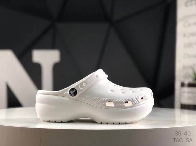 Crocs 卡洛驰 拖鞋 云朵 这双Crocs可能是所有Crocs里最有时尚感的一双，相较于普通版Crocs，增加了一个越野外底，凹凸不规则的山脉纹理让整双鞋更