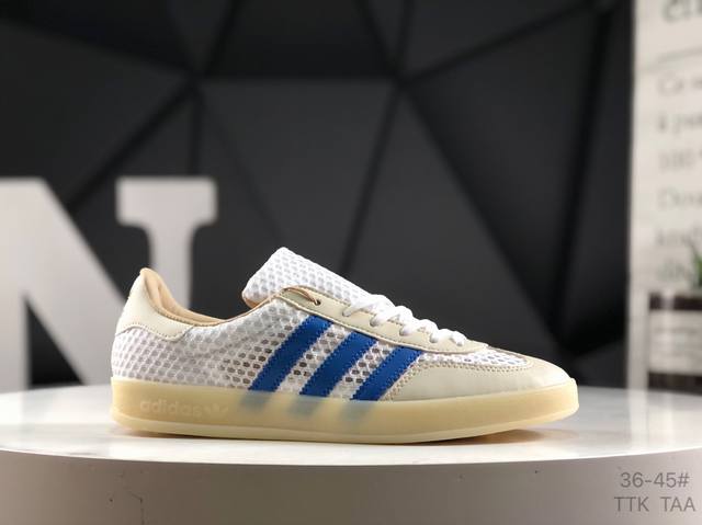 阿迪达斯 Adidas Originals Gazelle 此款鞋延续了橡胶外底和经典款式的传统。全新的网格布和标志性的3条纹采用明亮的对比色，为久经考验的外观