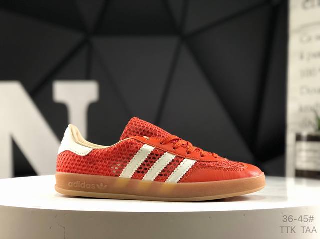 阿迪达斯 Adidas Originals Gazelle 橙色 此款鞋延续了橡胶外底和经典款式的传统。全新的网格布和标志性的3条纹采用明亮的对比色，为久经考验