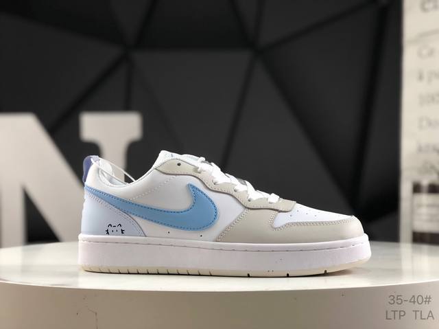 耐克 Nike 女子运动鞋 Court Borough Low 小空军低帮板鞋。1.其皮革材质的鞋面结合网眼鞋舌，在出众外观与质感的同时提供稳固支撑，并且提升透
