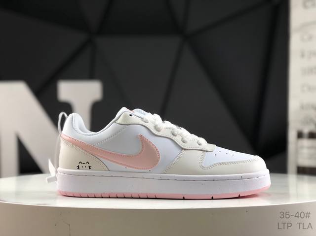 耐克 Nike 女子运动鞋 Court Borough Low 小空军低帮板鞋。1.其皮革材质的鞋面结合网眼鞋舌，在出众外观与质感的同时提供稳固支撑，并且提升透
