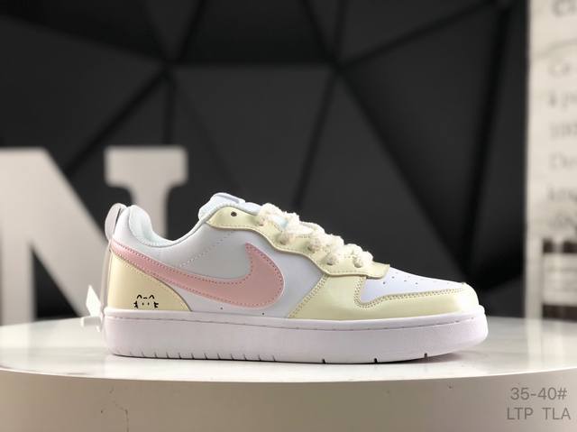 耐克 Nike 女子运动鞋 Court Borough Low 小空军低帮板鞋。1.其皮革材质的鞋面结合网眼鞋舌，在出众外观与质感的同时提供稳固支撑，并且提升透