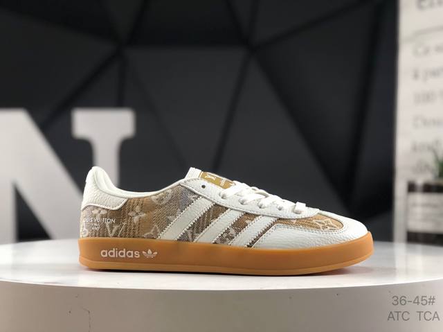 阿迪达斯 Adidas Samba Og 经典鞋款 Adidas 近70年的经典Samba Og 修长的鞋楦,略微尖尖的鞋头,翻毛皮的鞋头拼接,这些我们都看得到