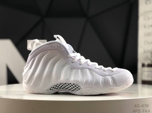 耐克 Nike Air Foamposite One 喷泡，是一双内场的后卫战靴，97年1月份首期发行，使用Foamposite一次成型的喷塑鞋面，前掌单Zoo