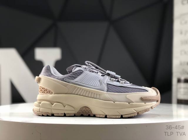 耐克 Nike Zoom Vomero Roam 马拉松复古跑五代休闲运动慢跑鞋 采用环保纤维革饰片组合网眼布鞋面材质 升级正确后跟Tpu加固 耐弯折热塑框架支