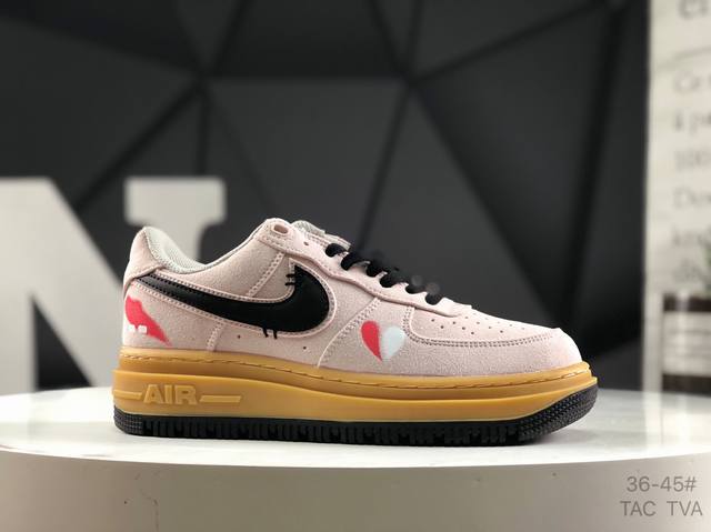 耐克 Nike Air Force 1 '07空军一号 百搭休闲运动板鞋。柔软、弹性十足的缓震性能和出色的中底设计，横跨复古与现代的外型结合，造就出风靡全球三十