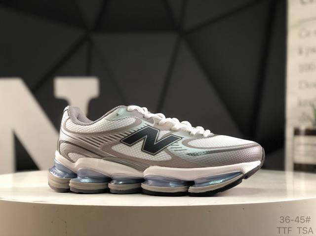 新百伦 New Balance Nb U 0Aa跑步鞋。此复刻经典鞋款，加入当下大热的户外元素，以曾经篮球鞋款型式样加以打造鞋款造型。编织鞋带以及加强稳固鞋底都
