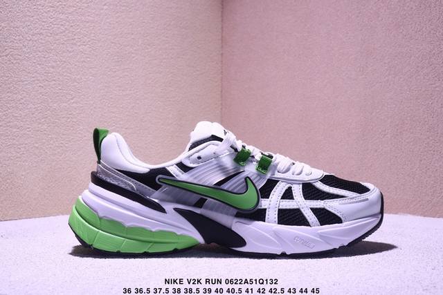 公司级Nike V2K Run跑步鞋复古风潮 网面透气运动鞋 灰银紧致的鞋面材质提供良好的包裹性鞋侧 Swoosh以及鞋头部分搭配增添不少亮点的镀铬细节鞋垫上印