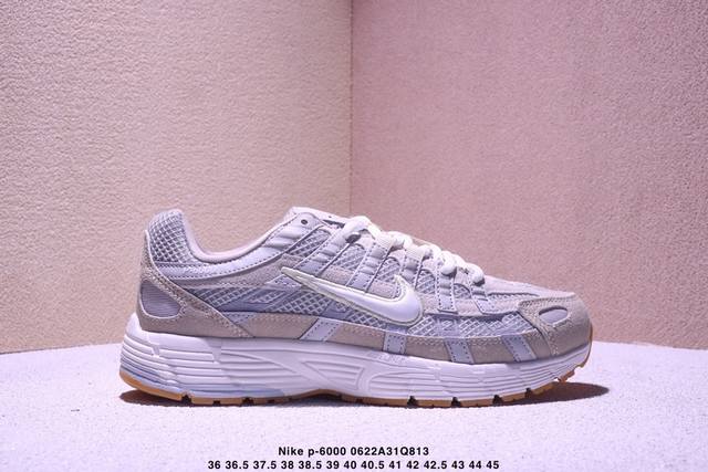 耐克Nike P-6000 跑鞋内外侧都用了红色的钩子，采用透气材料，搭配匠心覆面，再现千禧年代的跑鞋风格，塑就大气外观。鞋款秉承 Nike Pegasus 2