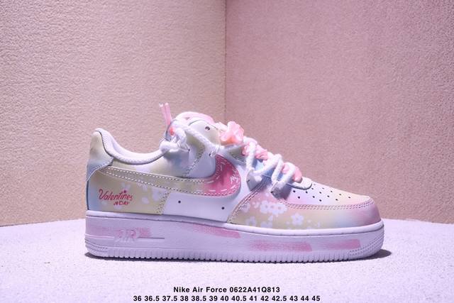 公司级耐克Nike Air Force 7空军一号低帮百搭休闲运动板鞋。柔软、弹性十足的缓震性能和出色的中底设计，横跨复古与现代的外结合，造就出风靡全球三十多年