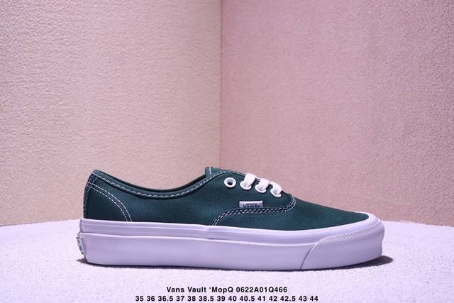 Vans Vault ‘Mopq’深墨绿 两个颜色均已轻便而不失质感的帆布制作！通过深绿与米白两种最具品牌代表性的颜色，强调出这个来自“洛杉矶”品牌得浓郁的休闲